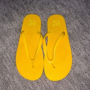GAP Men’s Yellow Monogram Bottom Flip-Flops